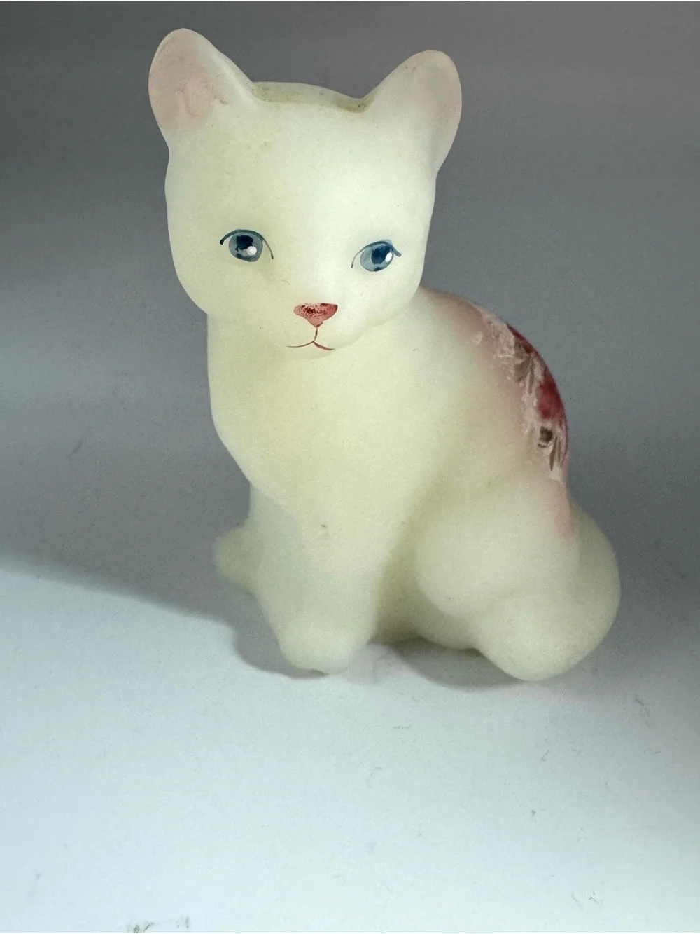 Fenton Victorian Rose Sitting Cat